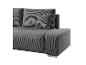 Graues Sofa und Hocker mit Rippenstruktur, moderner Stil.