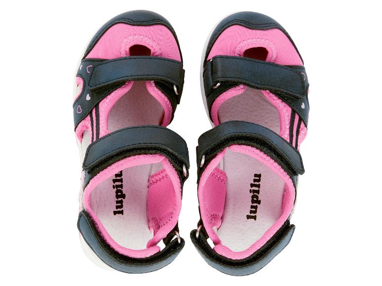 Ein Paar rosa und schwarze Lupilu Sandalen für Kinder.