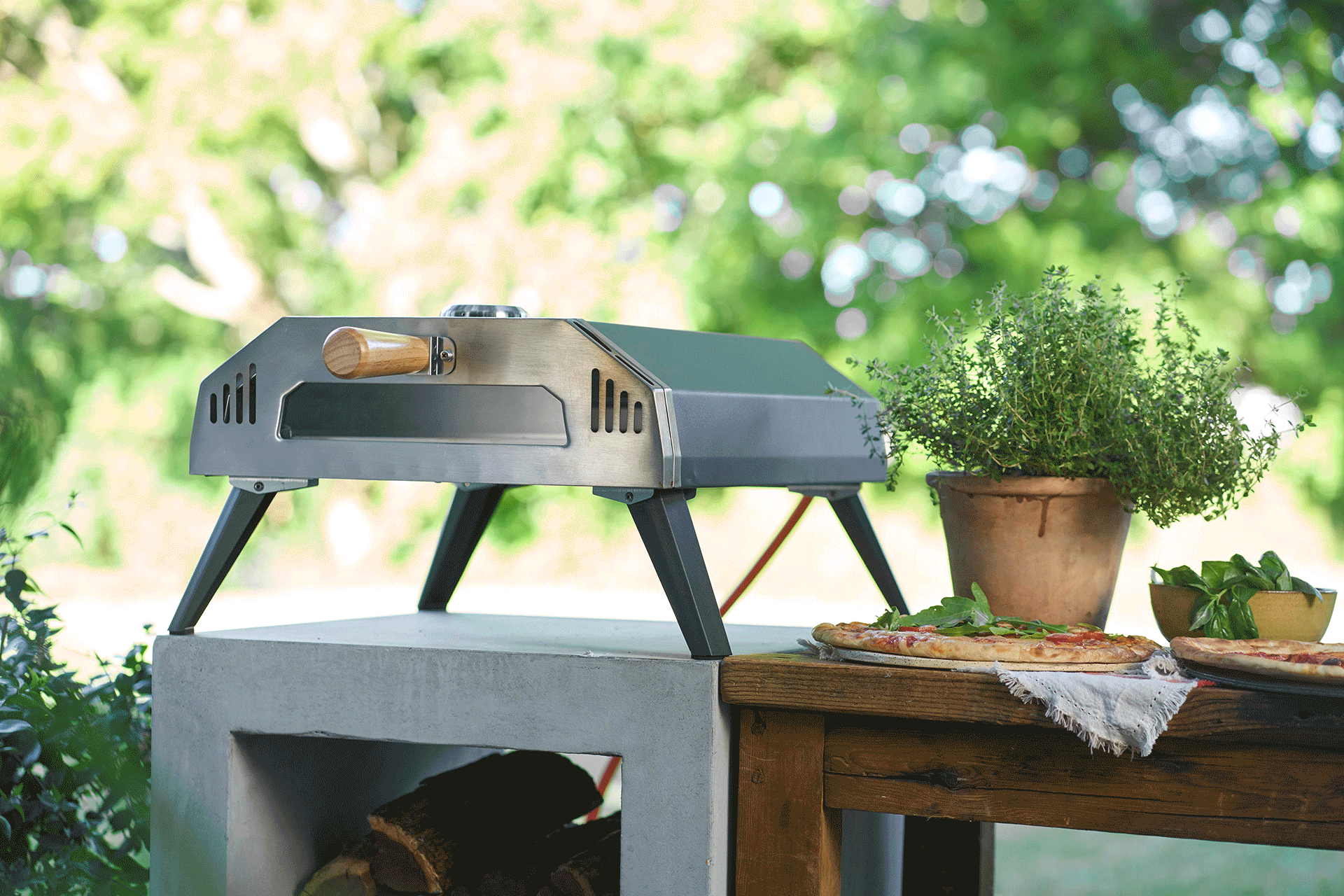 Außenpizzaofen und fertige Pizzen.