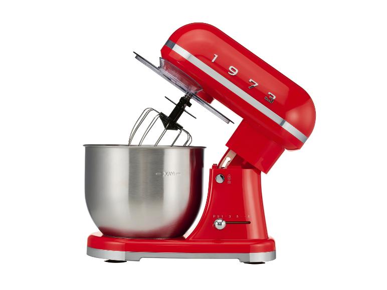 Rote Küchenmaschine mit Edelstahlschüssel und Schneebesen, mit den Zahlen „1973“ auf dem Kopf.