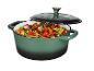 Ein grüner gusseiserner Topf mit einem Gemüse-Eintopf.