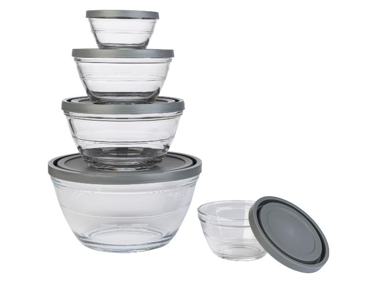 Ein Set gläserner Aufbewahrungsbehälter mit grauen Deckeln.
