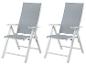 Zwei graue Klappstühle für den Garten mit weißen Gestellen.