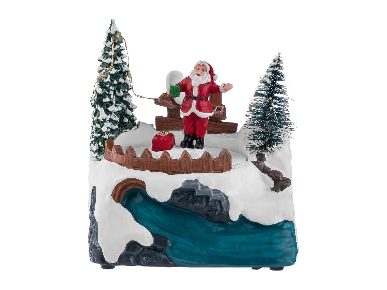 Weihnachtsdekoration mit einer Weihnachtsmannfigur, einem Baum und einem Fluss.