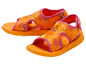 Orangefarbene Sandalen mit Paw Patrol-Motiv.