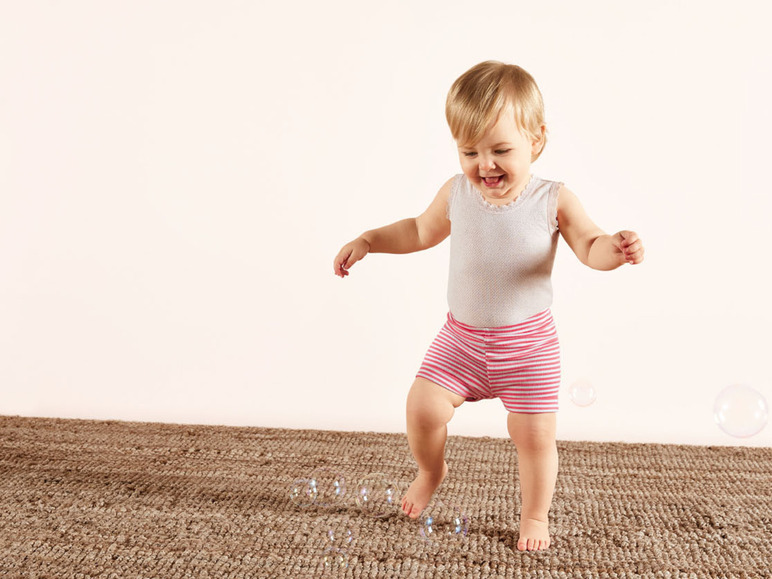 Gehe zu Vollbildansicht: lupilu Baby Mädchen Shorts, 2 Stück,in Krempeloptik - Bild 12
