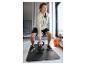 Mann in Kapuzenpullover und Shorts, der eine 10 kg Kettlebell auf einer Bodenmatte hebt.