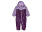 Ein lilafarbener Schneeanzug mit Kapuze für Babys.