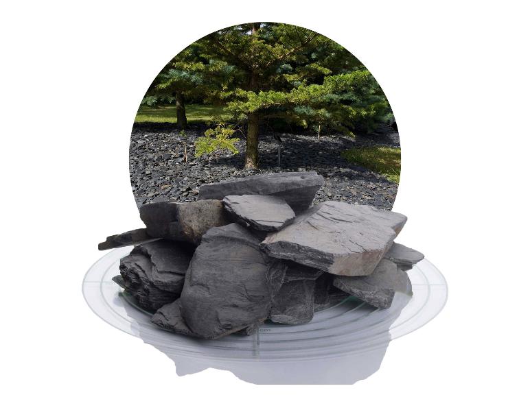 Dunkler Schiefer auf Glasplatte, mit Bäumen und Schiefer im Hintergrund.