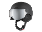 Schwarzer Skihelm mit silbernem Visier und verstellbarem Kinnriemen.