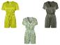 Kurze Jumpsuits: einfarbig lindgrün, einfarbig olivgrün und grün-geometrisches Muster.
