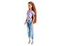 Eine Barbie-Puppe mit einem gestreiften Oberteil und blauen Jeans.