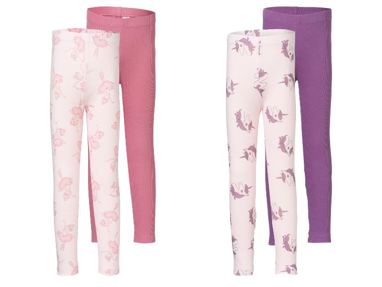Zwei Paar Kinderleggings: eine hellrosa mit Ballerinas und eine einfarbige rosa, sowie eine hellrosa mit Einhörnern und eine einfarbige lila.