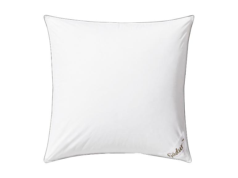 Weißes Kissen mit dunklem Rand und einem braunen Fiodur-Logo in der unteren rechten Ecke.