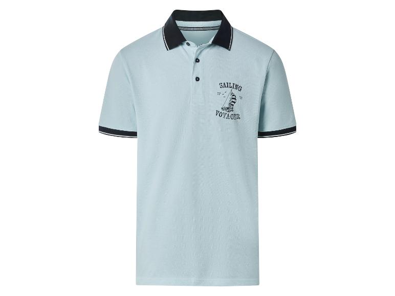 Hellblaues Herren-Poloshirt mit schwarzem Kragen und Ärmeln, mit „SAILING VOYAGER“-Motiv.