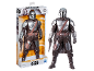 Mandalorianer-Actionfigur in und außerhalb der Verpackung.