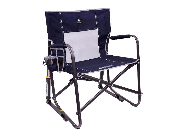 Ein blauer GCI Outdoor Rocker XL Campingstuhl mit Armlehnen.