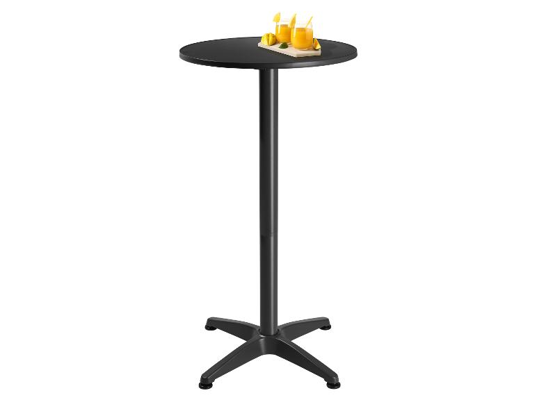 Schwarzer Stehtisch mit zwei Gläsern Orangensaft und Obst auf einem Tablett