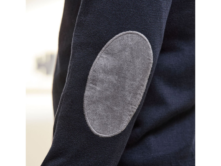 Ein dunkelblauer Pullover mit Leder-Ellbogenpatches.
