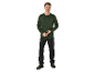 Mann trägt ein dunkelgrünes Parkside Langarmshirt und eine schwarze Arbeitshose.