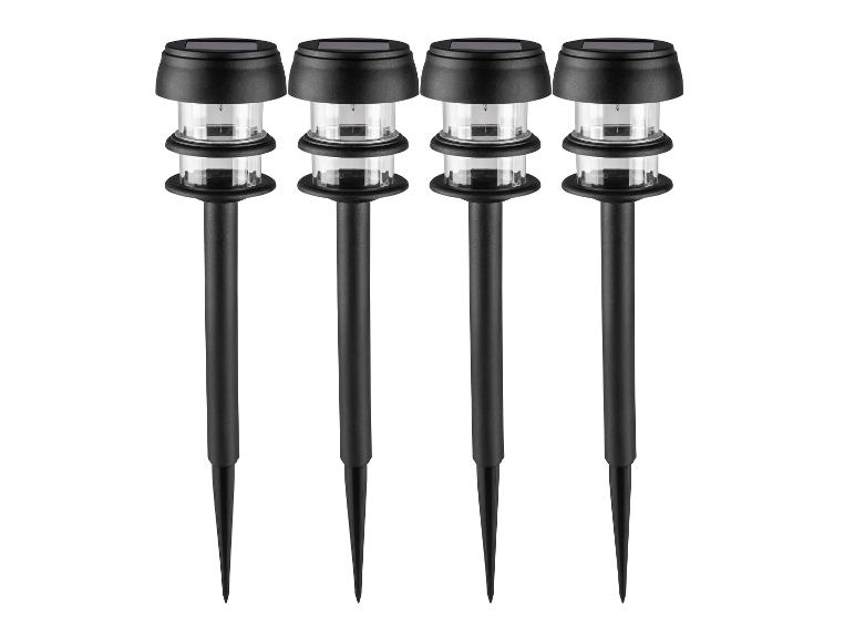 Vier schwarze Solar-Gartenwegleuchten mit transparenten Kunststoffabdeckungen