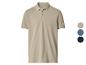 Beiges Poloshirt mit weißen Kragen- und Ärmeldetails, mit Farbmustern an der Seite.