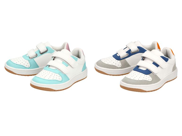 Zwei Paar Kinder-Sneaker mit Klettverschluss: türkis-weiß und marineblau-grau.