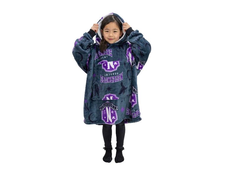 Junges Mädchen in einem übergroßen tragbaren Decken-Hoodie der Nevermore Academy