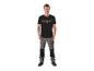Mann in schwarzem T-Shirt mit Aufschrift und grauer Arbeitshose