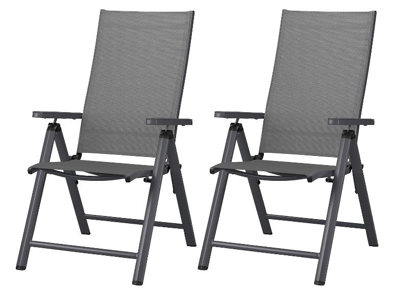 Zwei graue klappbare Gartenstühle mit Armlehnen
