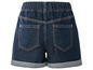 Eine dunkelblaue Jeans-Shorts mit umgeschlagenen Säumen.