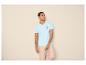 Mann in hellblauem T-Shirt mit Palmenprint und beiger Hose