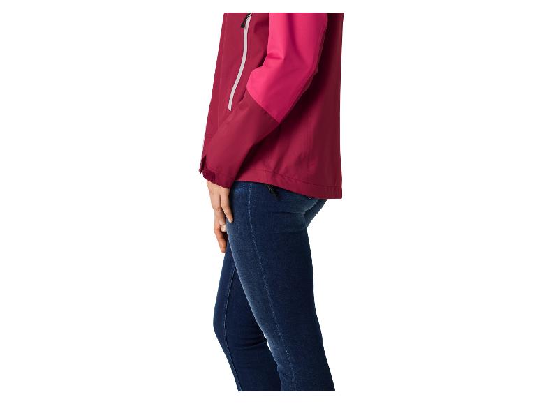 Frau trägt eine zweifarbige rosa und bordeauxfarbene Jacke mit dunkelblauen Jeans.