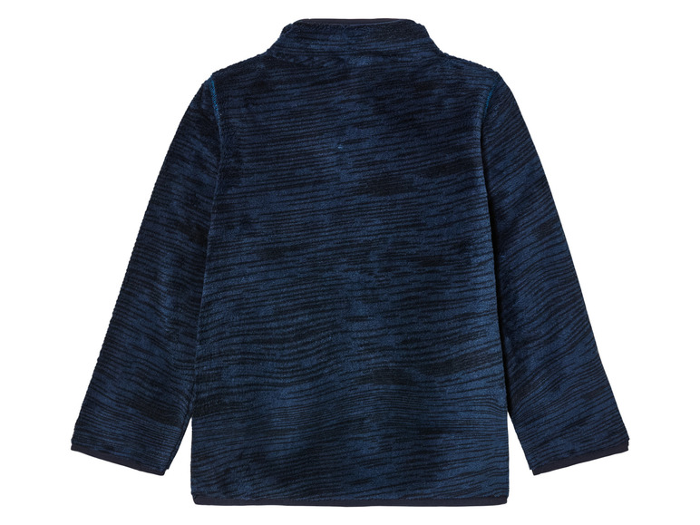 Ein blauer Fleece-Pullover mit Streifenmuster
