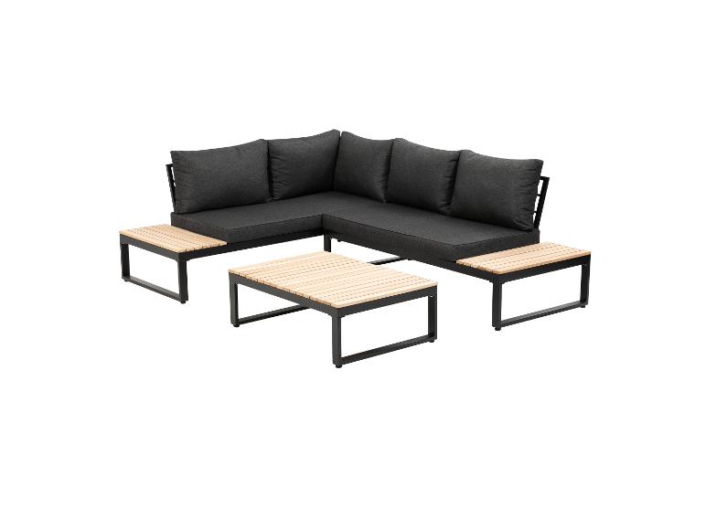 Dunkelgraues Ecksofa mit Holztischen und Beistelltischen für den Außenbereich.
