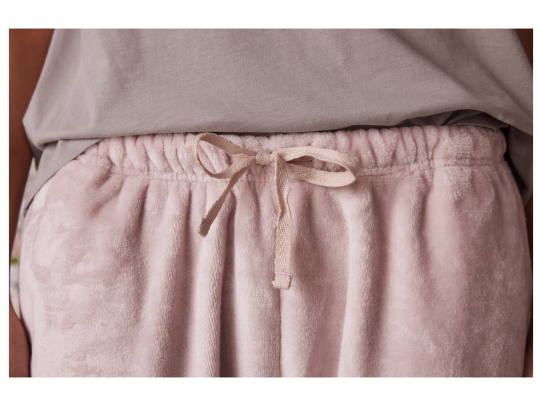Weiche, rosafarbene Hose mit Kordelzug und einem grauen Shirt darüber.