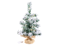 Kleiner künstlicher Weihnachtsbaum mit Schnee und LED-Lichtern im Jutetopf.