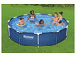 Ein Bestway Steel Pro Schwimmbecken mit Personen, die darin schwimmen.