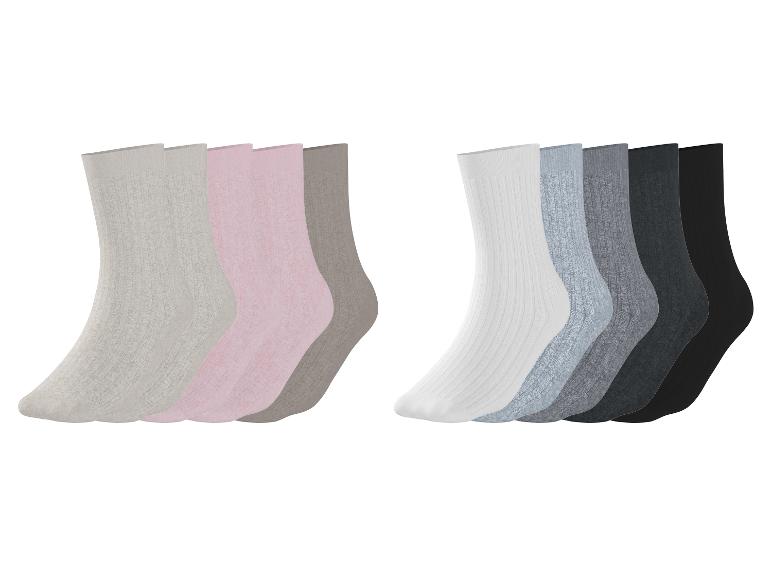 Zwei Sets mit fünf Paar gerippten Socken in verschiedenen neutralen Farben.