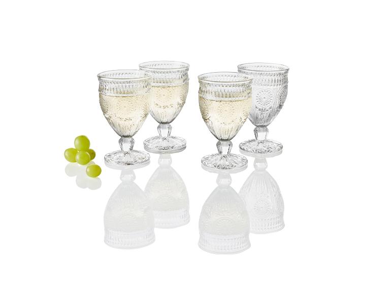 Vier gravierte Weingläser im Vintage-Stil mit Weißwein.