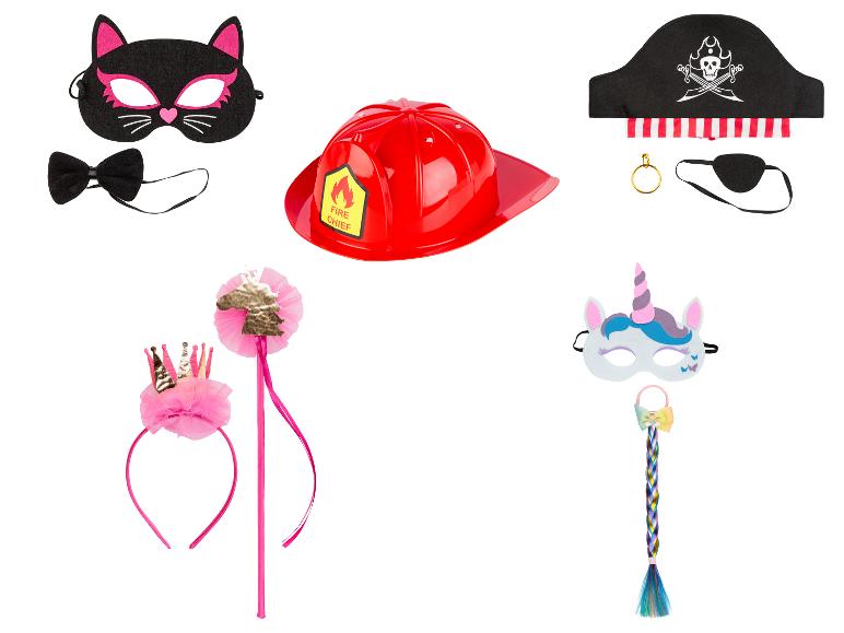 Ein Feuerwehrhelm, ein Piratenhut und eine Katzenmaske mit Schleife.