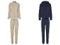 Zwei Trainingsanzüge, einer beige und einer dunkelblau.