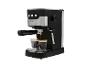 Schwarz-silberne Espressomaschine, die Kaffee in zwei kleine Gläser füllt.