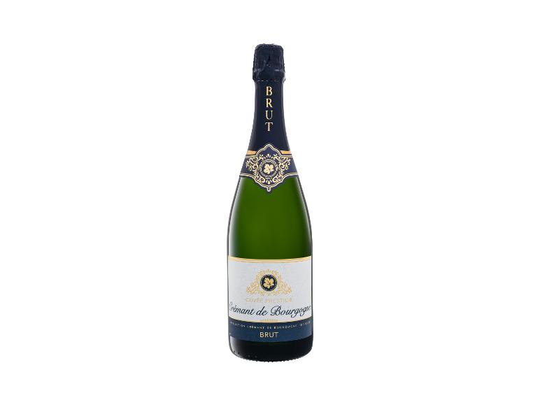 Flasche Crémant de Bourgogne Brut, mit weißen und blauen Etiketten.