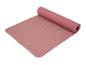 Eine rosa Yogamatte mit Textur, aufgerollt.