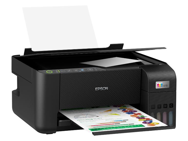 Epson EcoTank Drucker mit farbigen Ausdrucken und Papier in den Fächern.