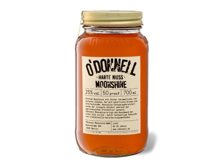 Ein Glas Haselnusslikör, 25% vol, 700ml, mit einem Etikett im Vintage-Stil.