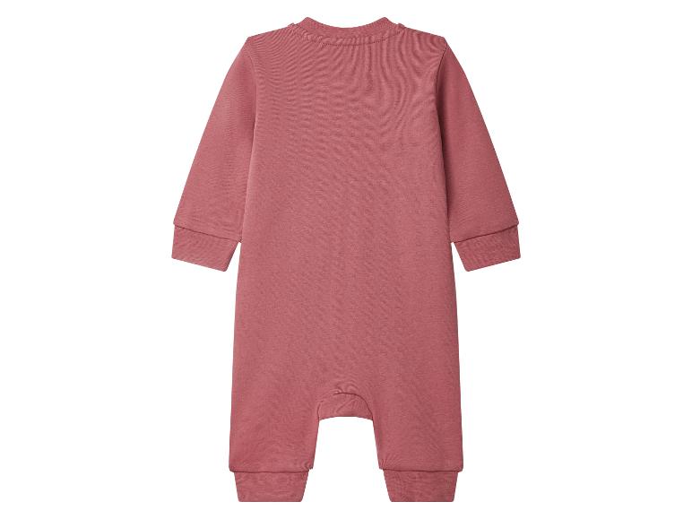 Einfarbiger, dunkelrosa Baby-Strampler mit langen Ärmeln und Rippbündchen.