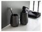 Schwarzer Keramik-Seifenspender und Becher für Zahnbürste.