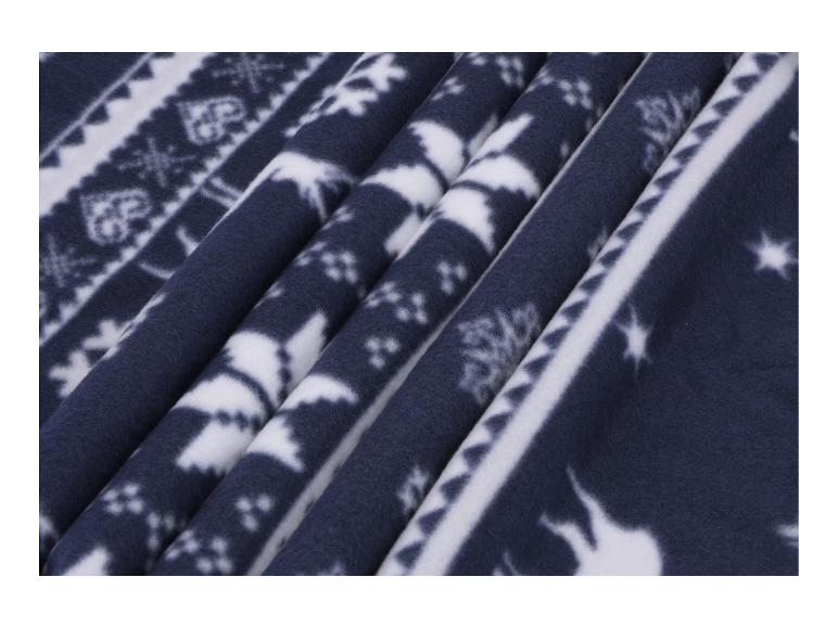 Blauer Fleecestoff mit Wintermuster, einschließlich Rentieren und Schneeflocken.